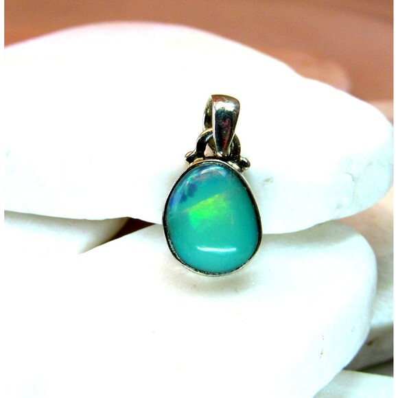 Flashy Ethiopian Opal Pendant 925 Sterling Silver Small 20mm October Birthstone - Picture 9 of 9